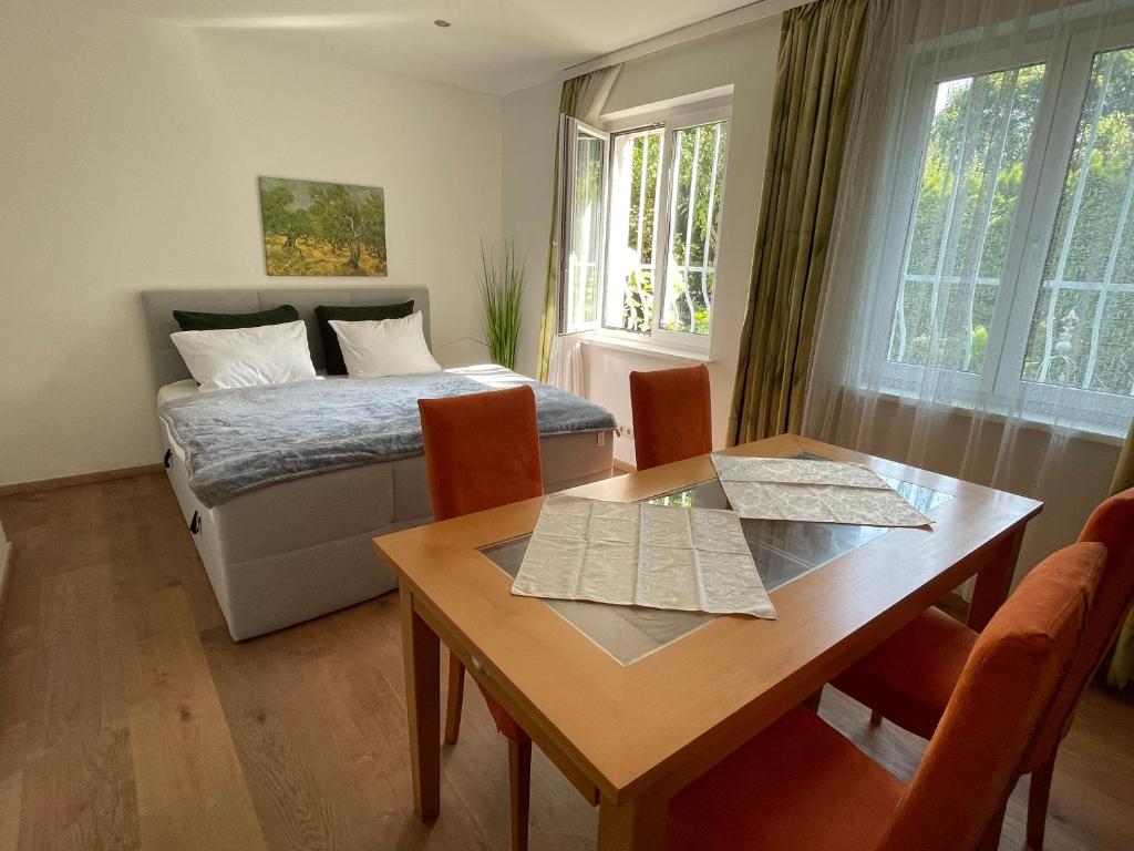 Schlafzimmer der Gartenwohnung